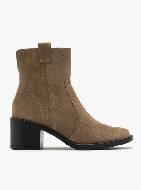 Stiefel mit Sandabsatz
