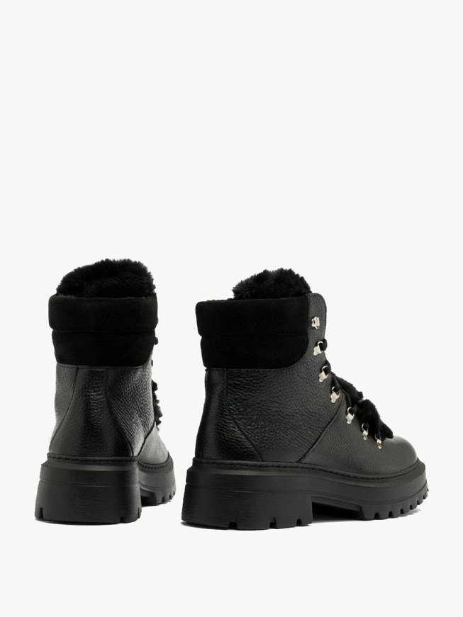 Schwarze isolierte Stiefel
