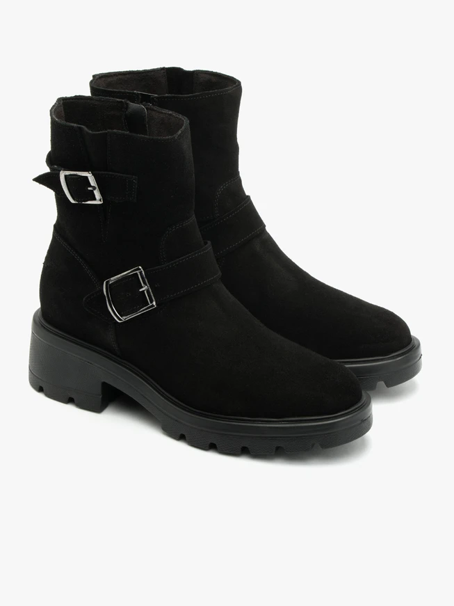 Schwarze Stiefel mit Schnallen