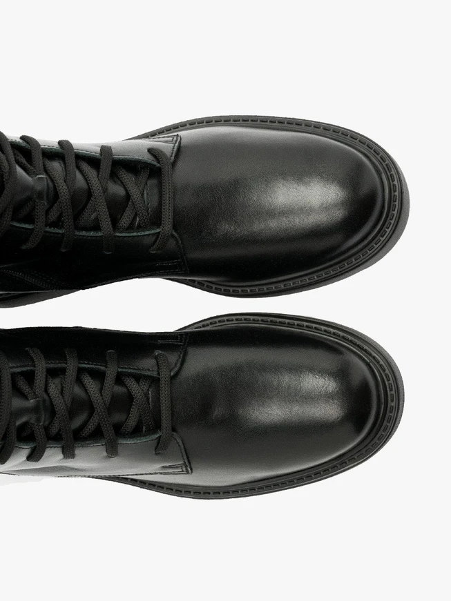 Schwarze Baggy-Stiefel