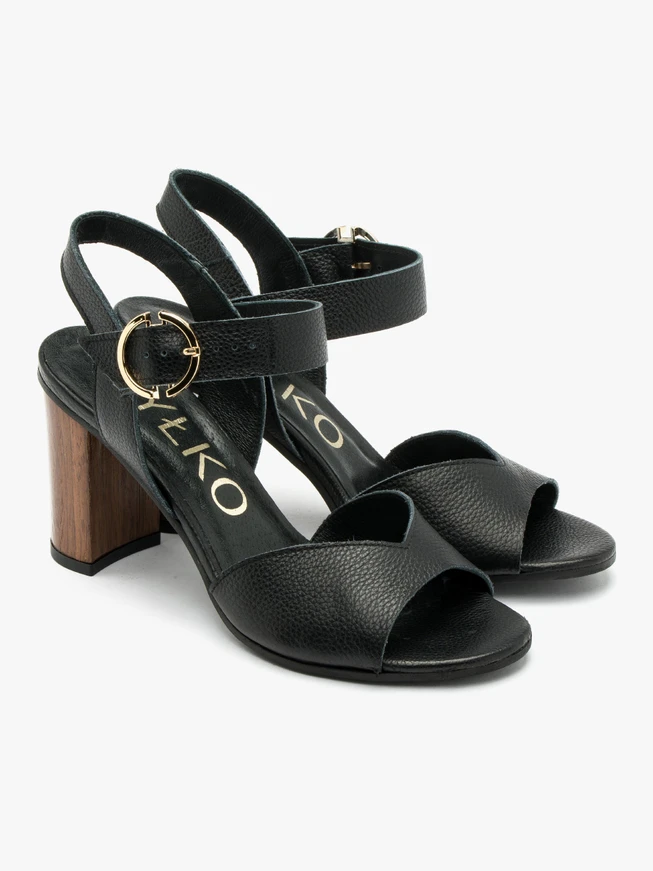 Schwarze Sandalen mit Holzpfosten