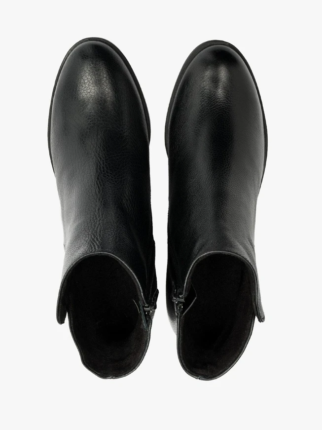 Schwarze hochhackige Stiefel
