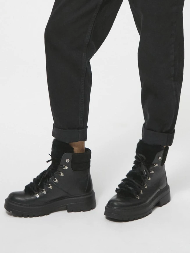 Schwarze isolierte Stiefel