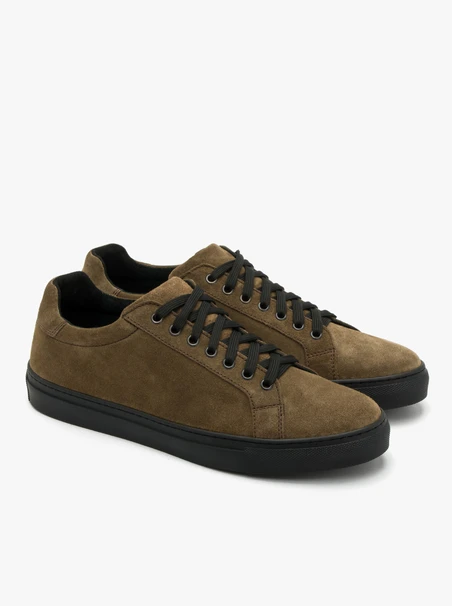 Olive Turnschuhe auf schwarzem Grund
