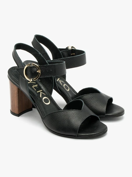 Schwarze Sandalen mit Holzpfosten