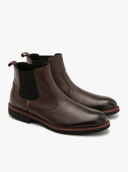 Dark brown men’s Chelsea boots with lightweight sole