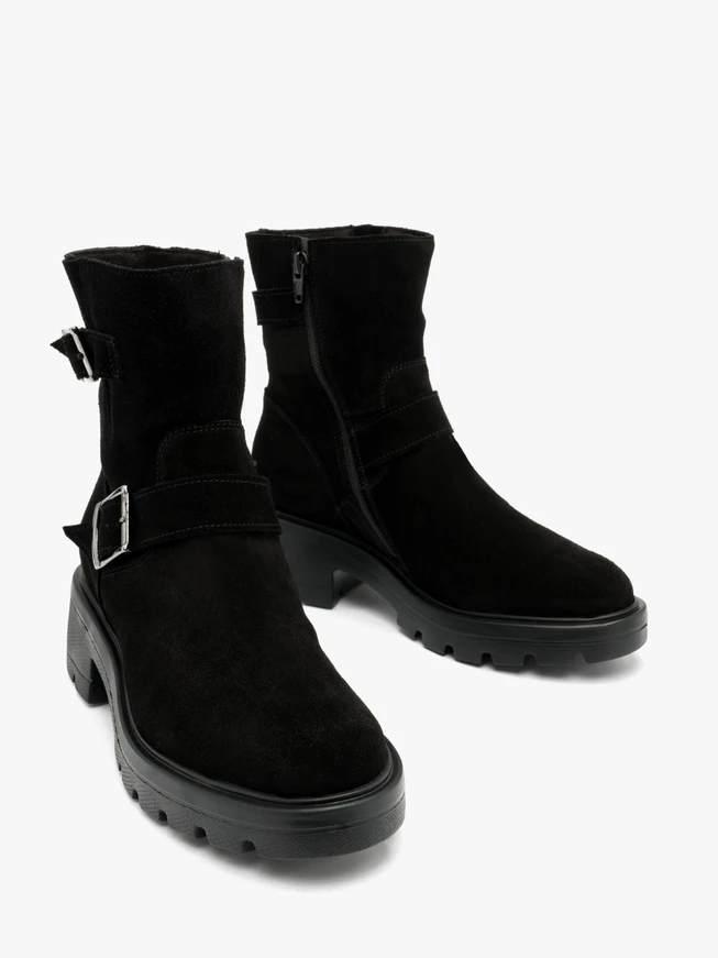 Schwarze Stiefel mit Schnallen