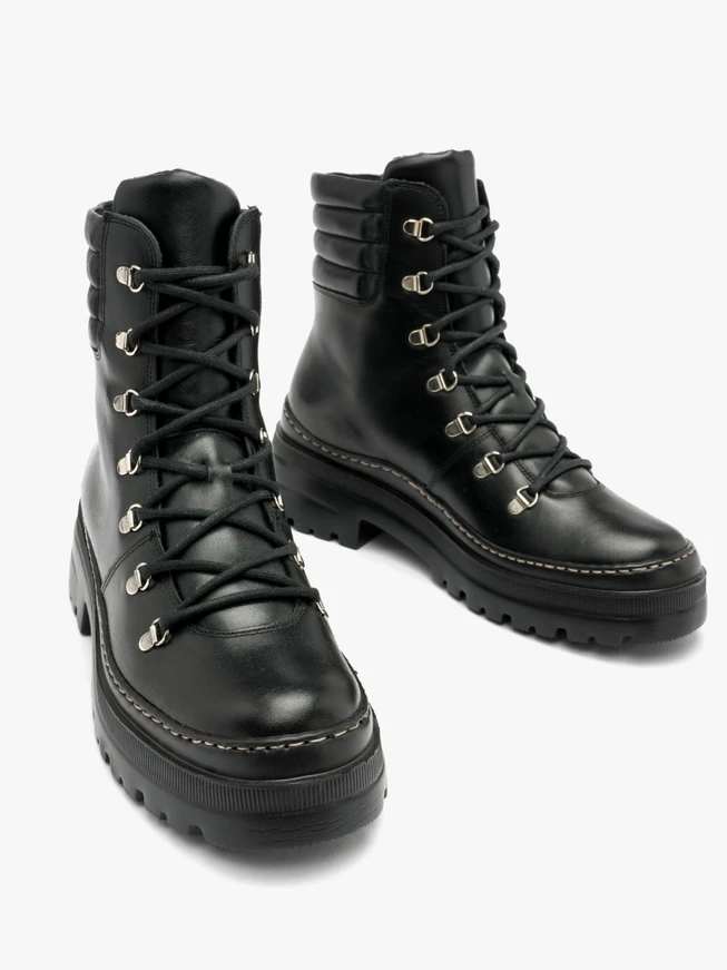 Schwarze Baggerstiefel mit dekorativer Sohle