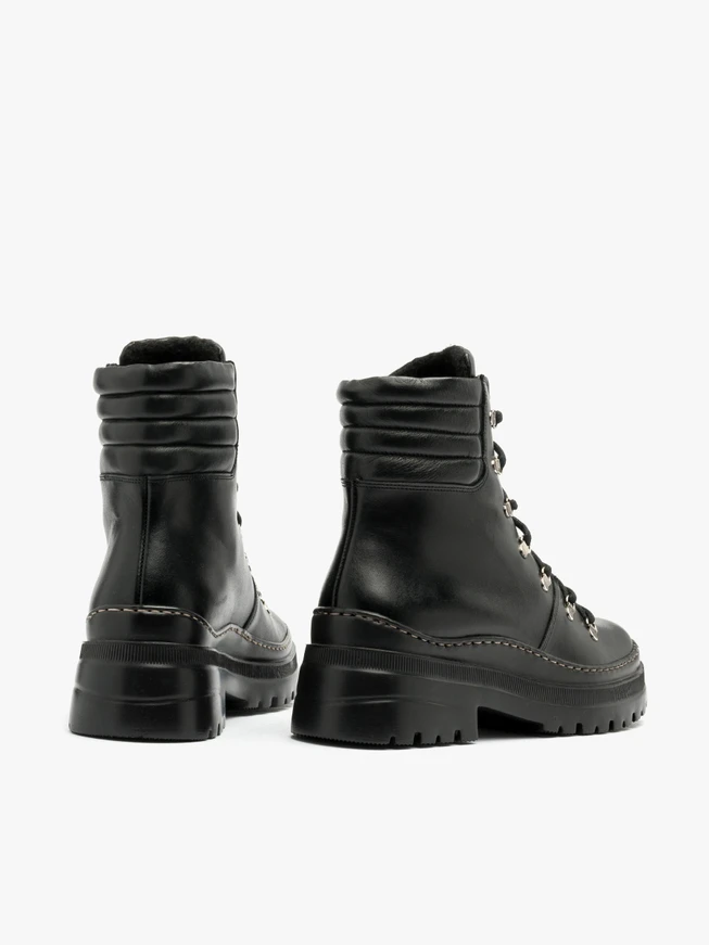 Schwarze Baggerstiefel mit dekorativer Sohle