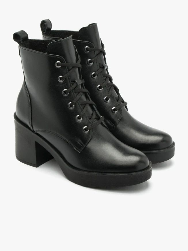 Schwarze Damenstiefel mit festem Boden