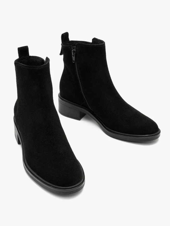 Schwarze Veloursstiefel