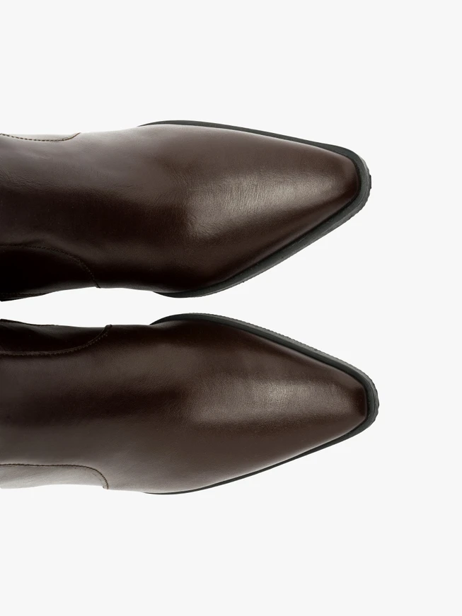 Dunkelbraune Stiefel mit verschönertem Schaft