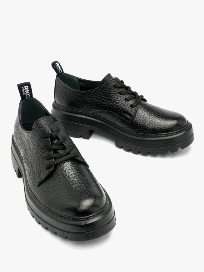 Schwarze Halbschuhe auf leichter Sohle