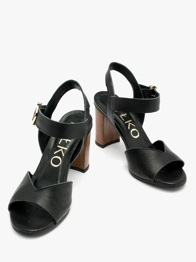 Schwarze Sandalen mit Holzpfosten