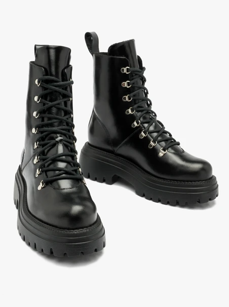 Black women’s fur-lined boots with chunky sole