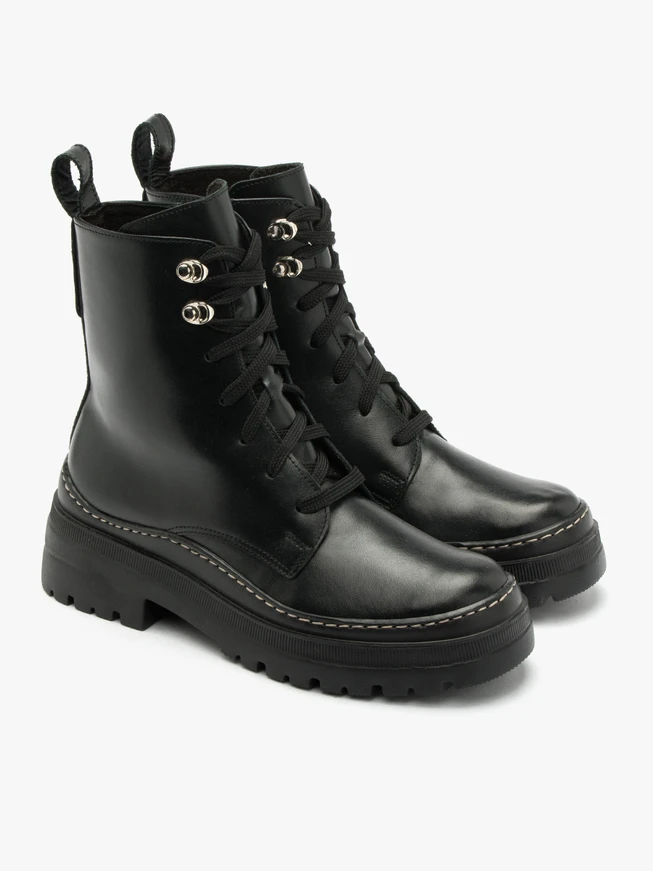 Schwarze Baggerstiefel mit dekorativer Sohle