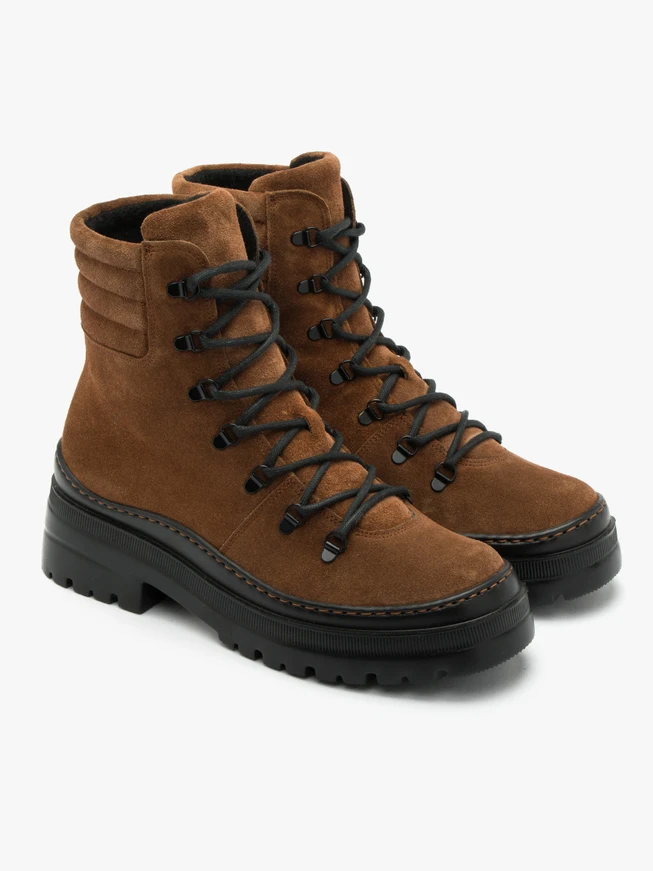 Rote Stiefel mit dekorativer Sohle