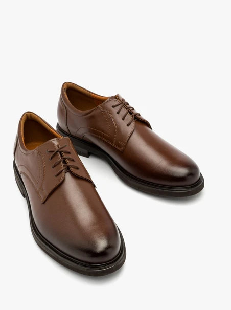Braune Halbschuhe auf hellem Grund