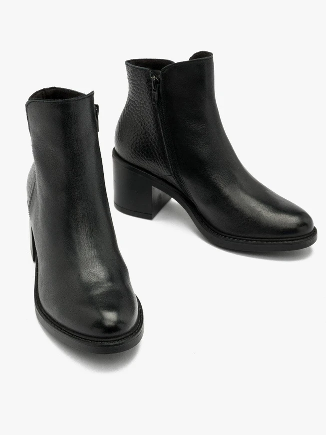 Schwarze Stiefel aus Leder