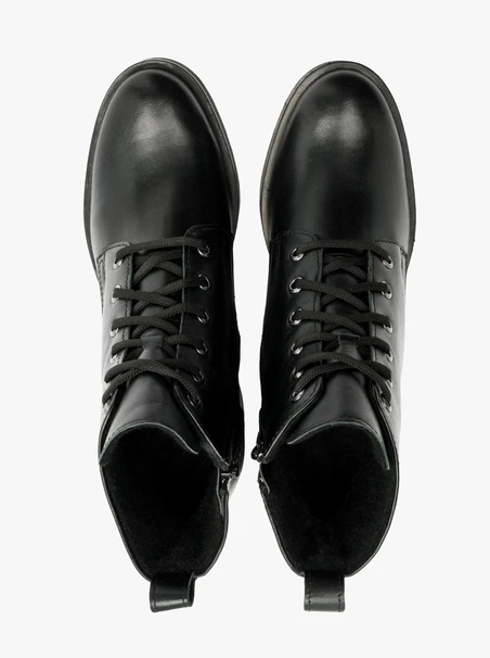 Schwarze Damenstiefel mit festem Boden