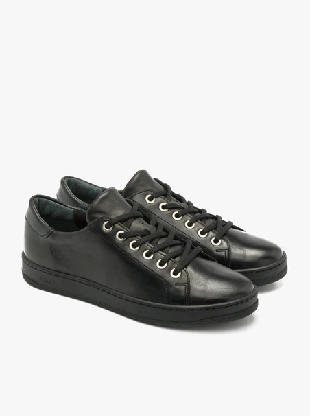 Schwarze halbe Sportschuhe