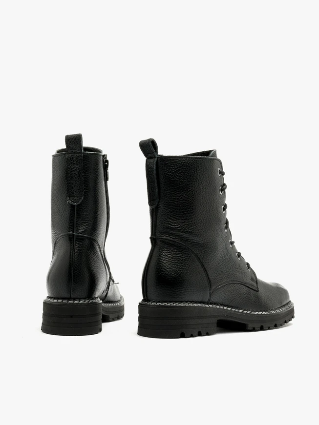 Schwarze Baggy-Stiefel