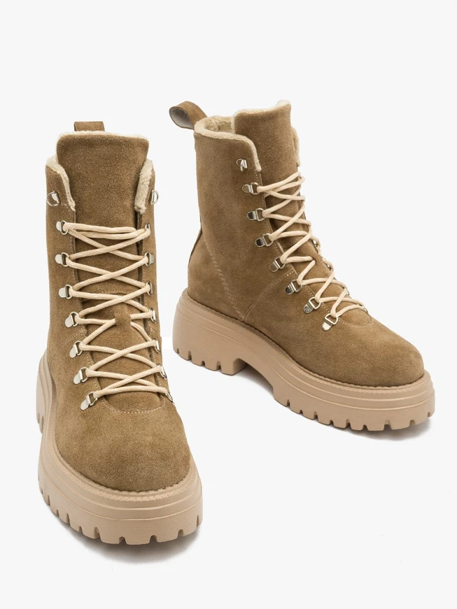 Isolierte beigefarbene Baggy Boots