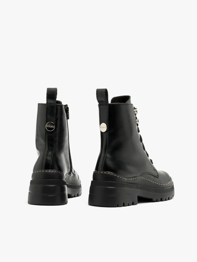 Schwarze Baggerstiefel mit dekorativer Sohle