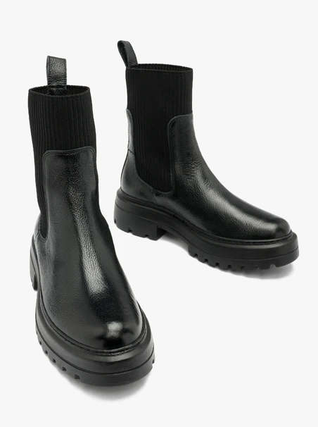 Schwarze Hausschuhe aus elastischem Stoff