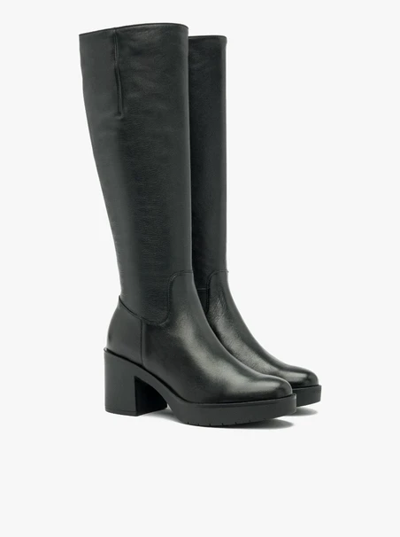 Schwarze Stiefel mit festem Boden