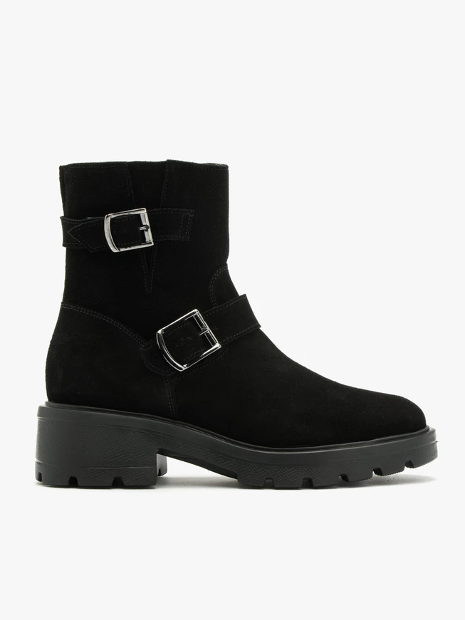 Schwarze Stiefel mit Schnallen