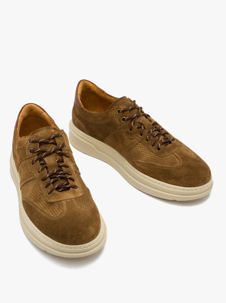 Braune halbe Sportschuhe mit beigem Boden