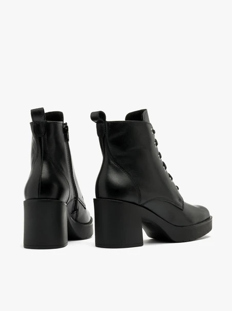 Schwarze Damenstiefel mit festem Boden