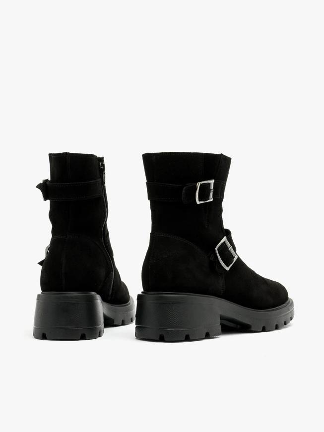 Schwarze Stiefel mit Schnallen
