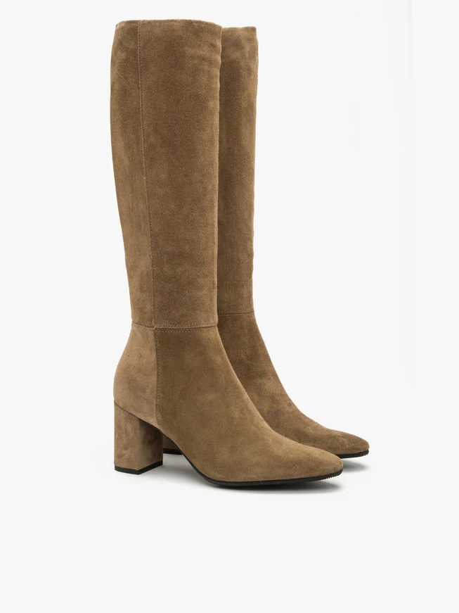 Sandfarbene Damenstiefel mit schmalem Schaft