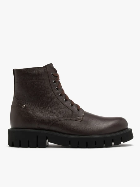 Braune Herrenstiefel mit leichtem Boden, isoliert mit natürlichem Schafsfell