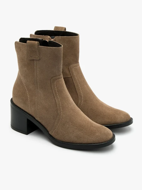 Stiefel mit Sandabsatz