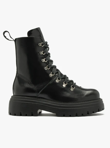Black women’s fur-lined boots with chunky sole