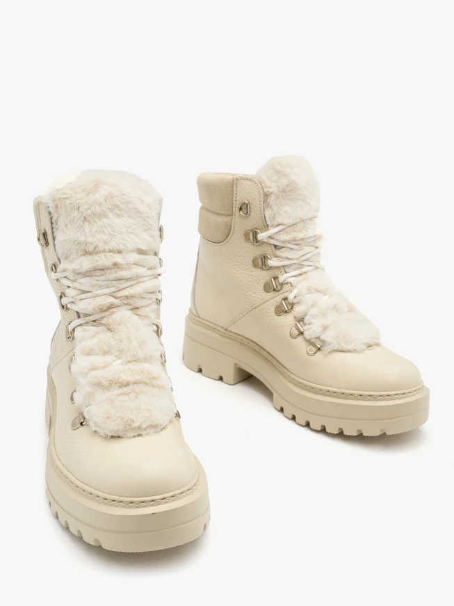 Isolierte Stiefel in Beige