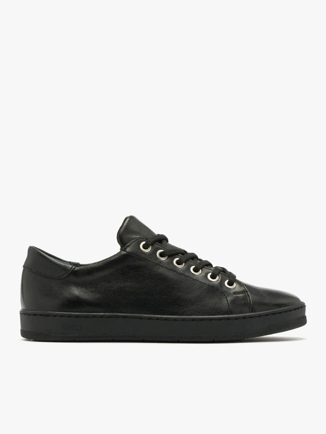Schwarze halbe Sportschuhe