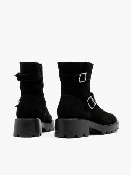 Schwarze Stiefel mit Schnallen