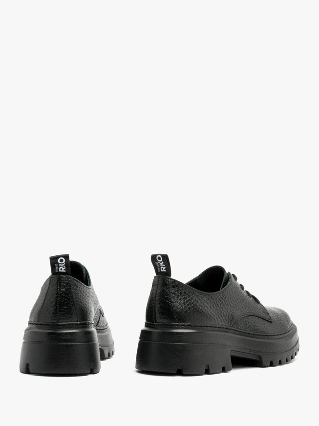 Schwarze Halbschuhe auf leichter Sohle