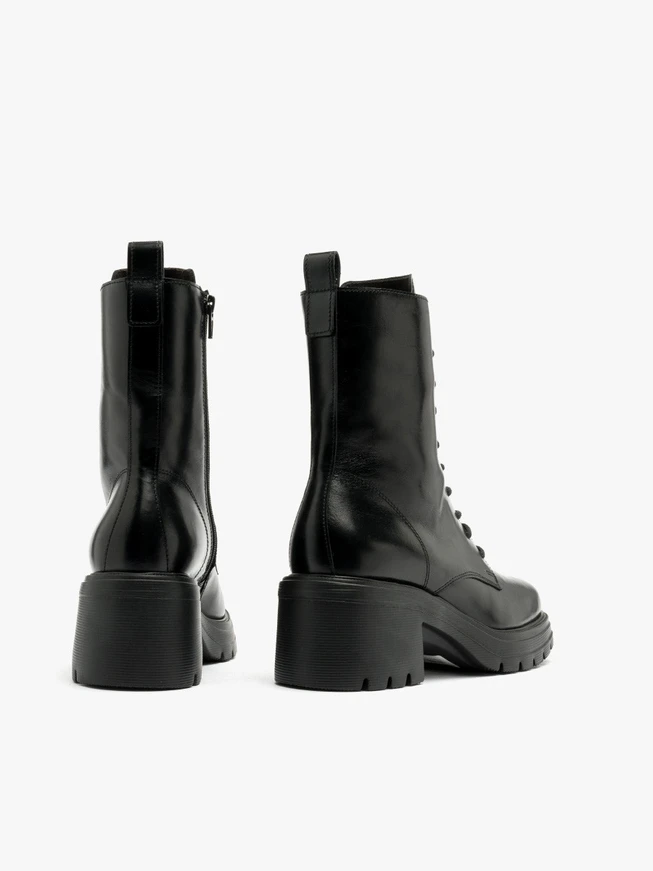Schwarze isolierte Stiefel mit festem Boden