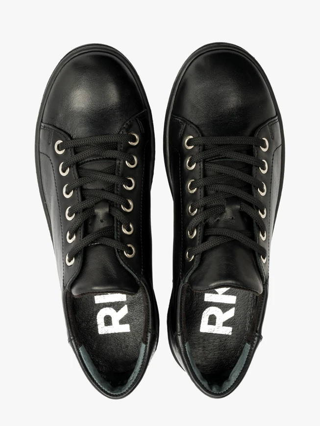 Schwarze halbe Sportschuhe