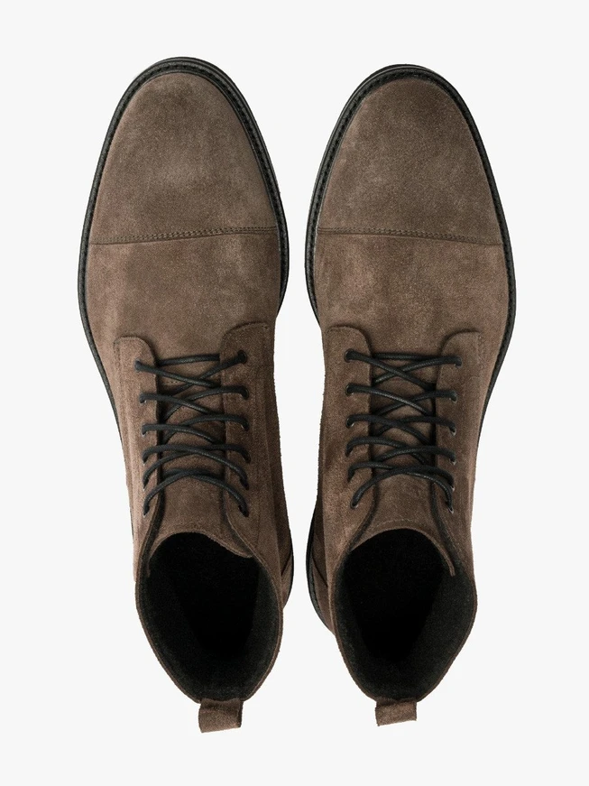 Graue Herrenstiefel mit leichter Sohle