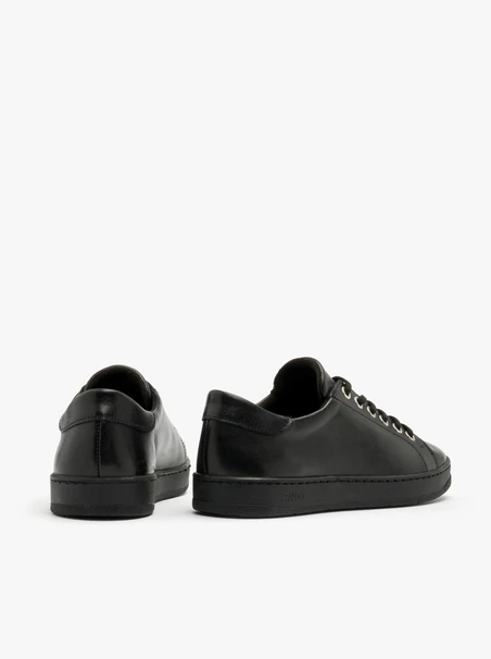 Schwarze halbe Sportschuhe