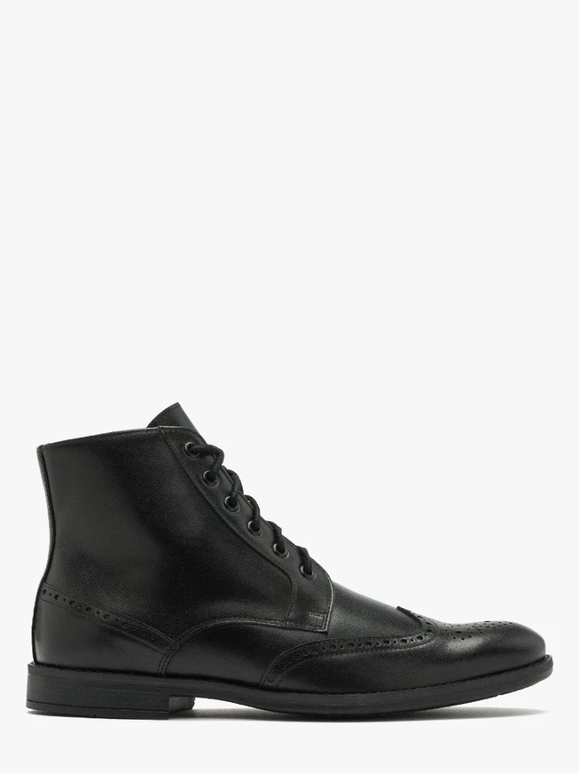 Schwarze Stiefel mit dekorativen Perforationen auf dem Schaft
