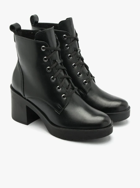 Schwarze Damenstiefel mit festem Boden