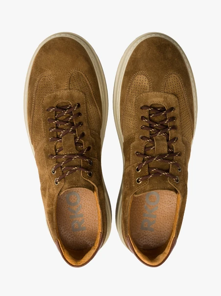 Braune halbe Sportschuhe mit beigem Boden