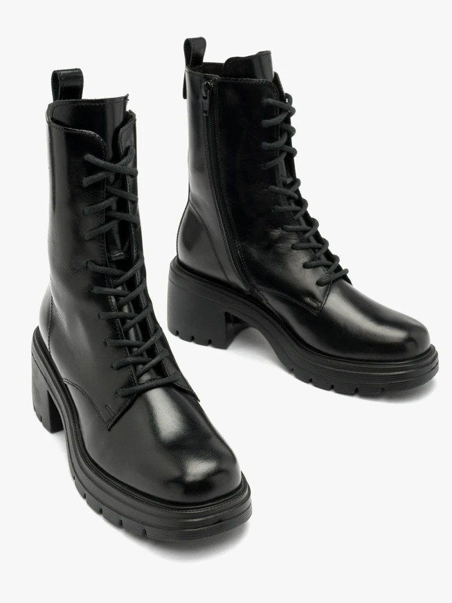 Schwarze isolierte Stiefel mit festem Boden